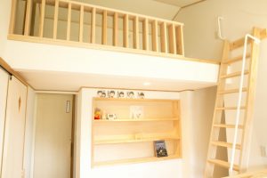 ロフトの奥は小屋裏物置