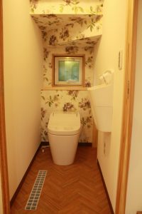 階段下を利用したトイレ